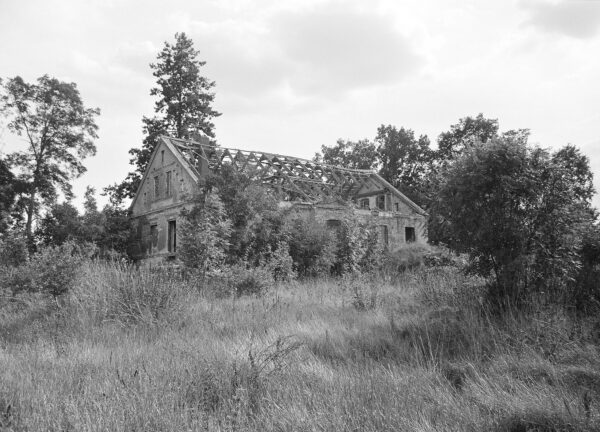 Zerfallendes Mehrfamilienhaus